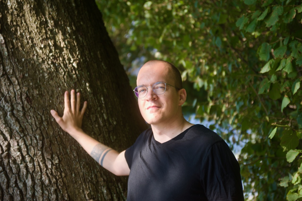 Portrait Felix mit Baum