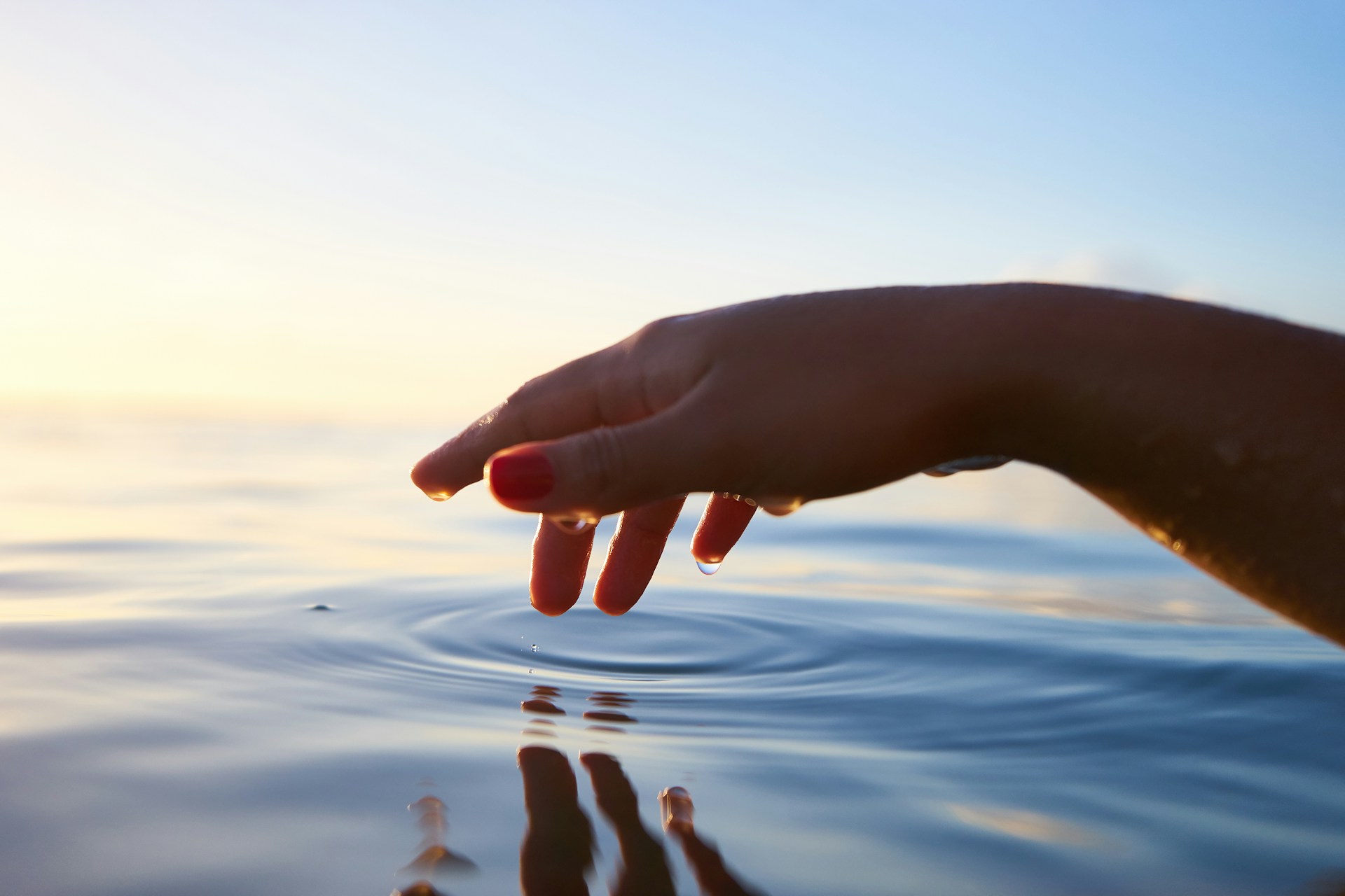 Symbolbild: Hand welche Wasser berührt